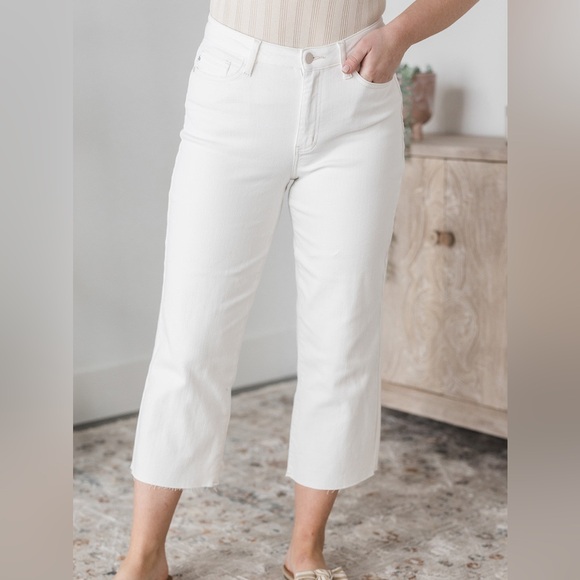 Judy Blue wide legged white cropped denim. Stretchy! Size 7. - Picture 2 of 5